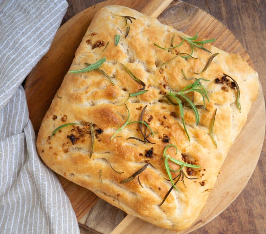 Nem opskrift på focaccia med hvidløg og rosmarin