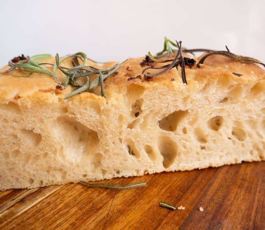 Nem opskrift på focaccia med hvidløg og rosmarin