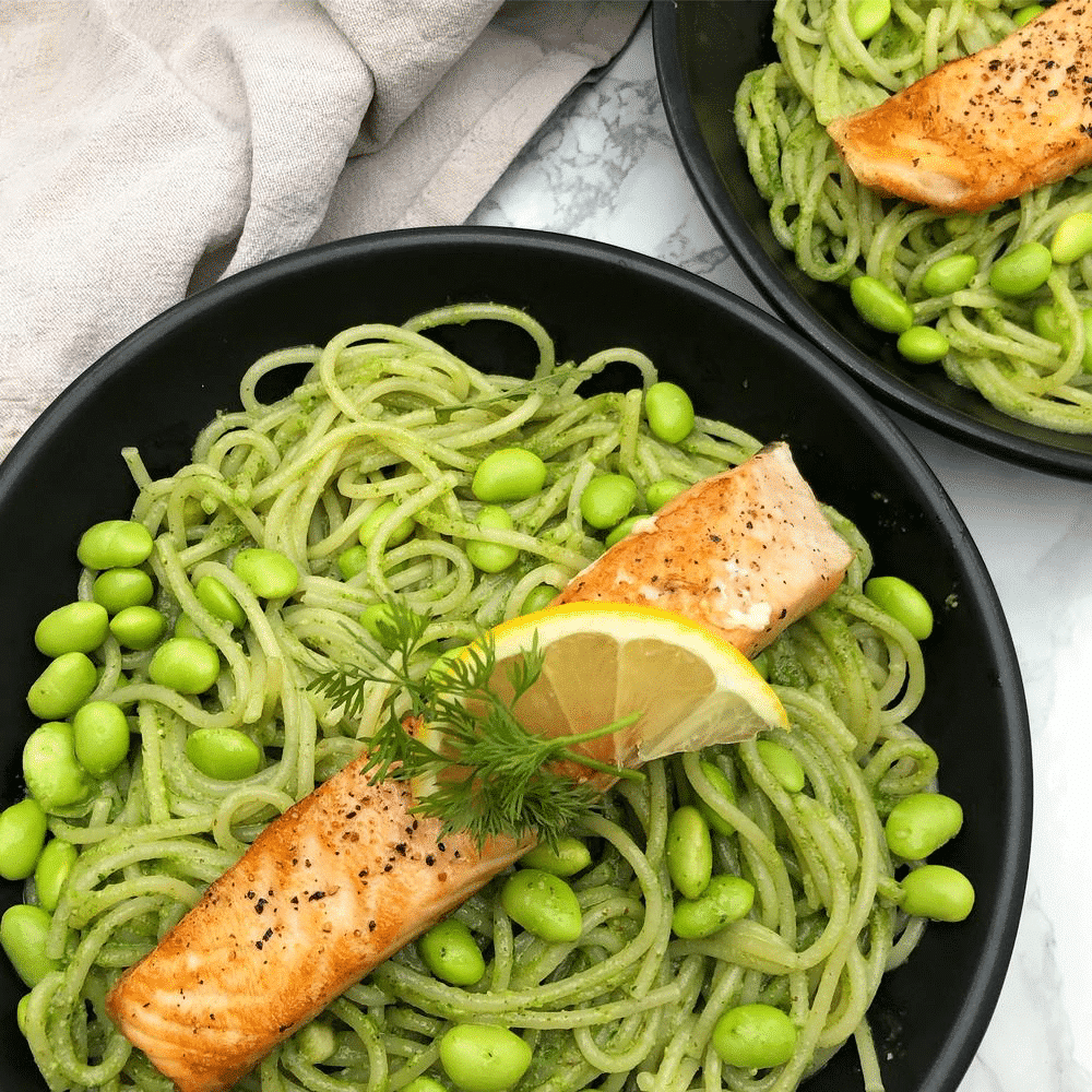 Pastaret med rucolapesto, edamamebønner og laks