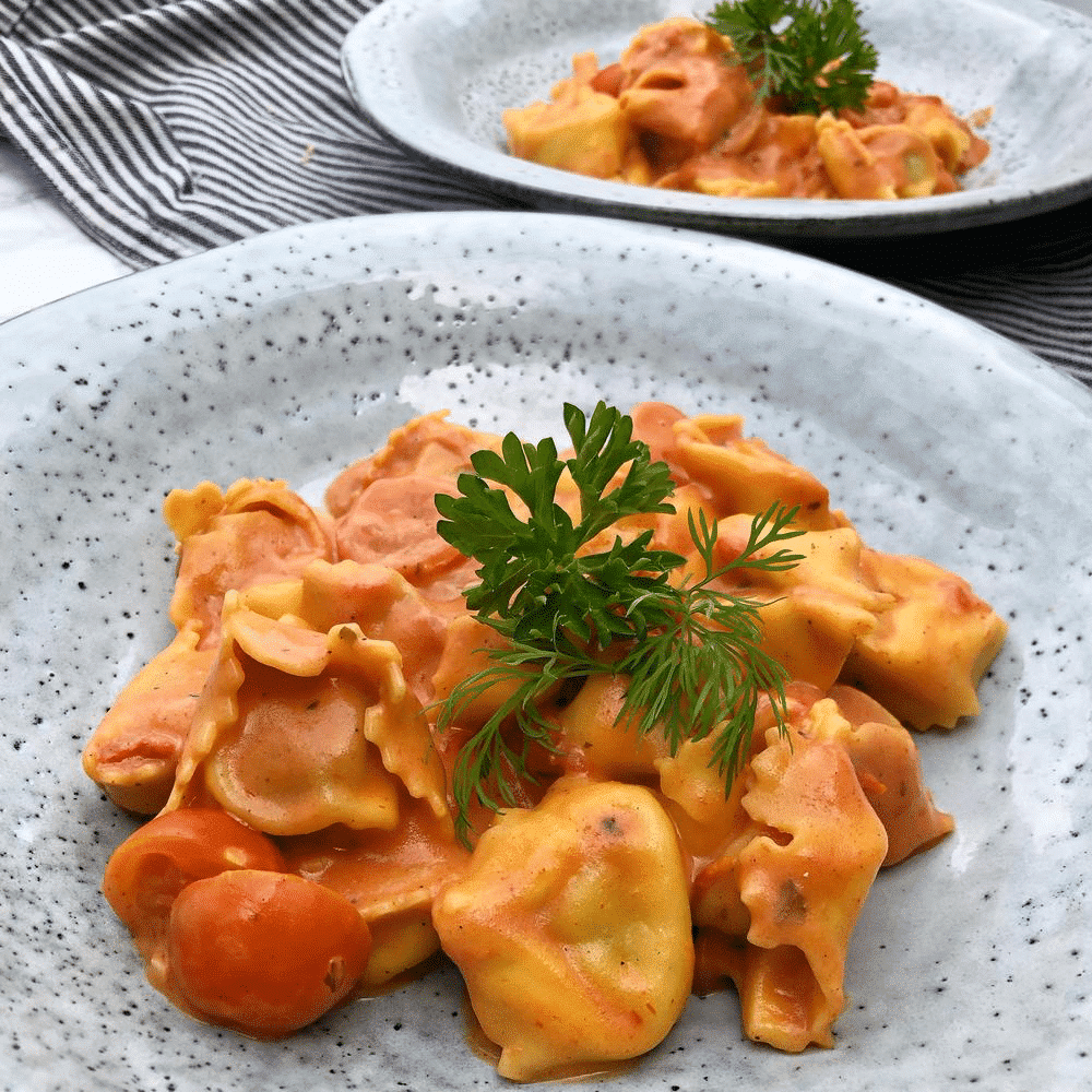 Tortellini i tomatflødesauce