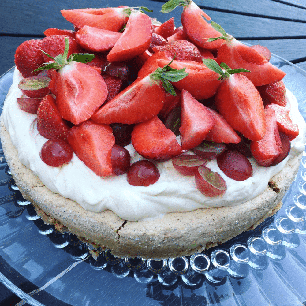 Nøddebund med creme og bær - Opskrift på nøddemarengs