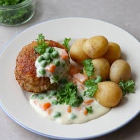 Karbonader med stuvede ærter og gulerødder