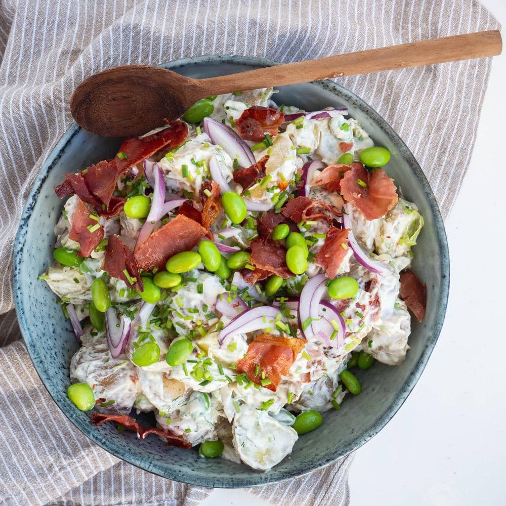Kartoffelsalat med edamamebønner og sprød serranoskinke