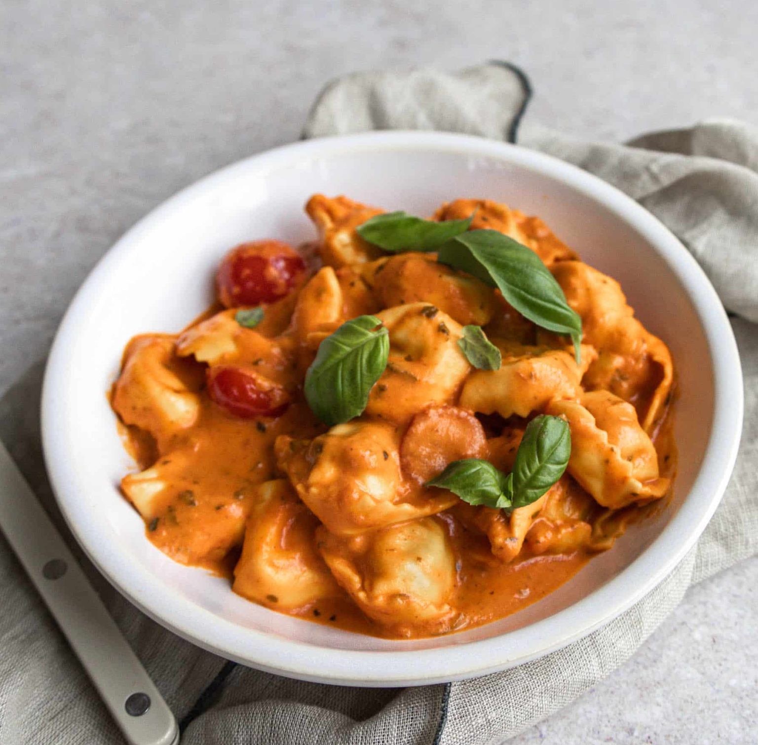 Tortellini i tomatflødesauce