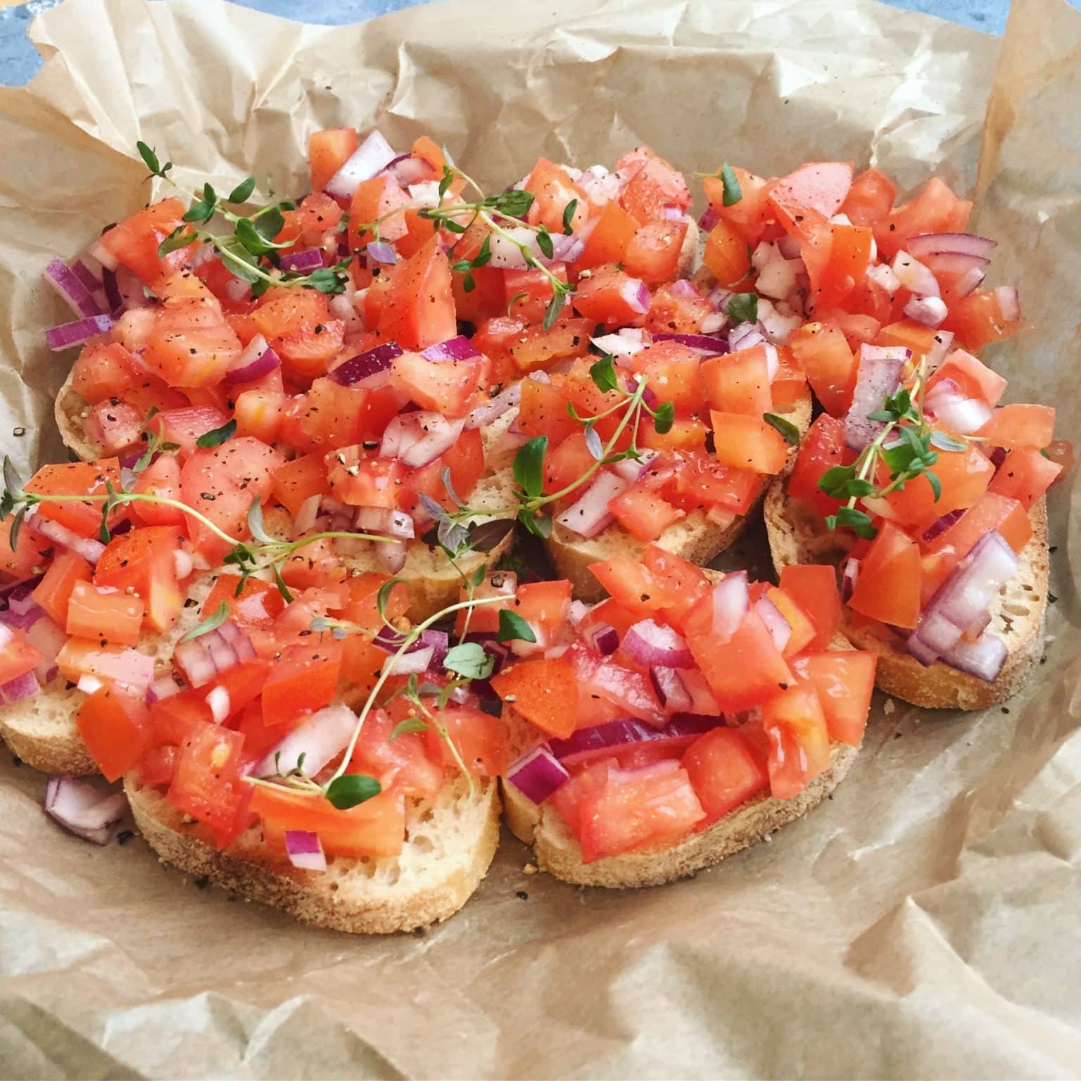 Bruschetta med tomat og rødløg