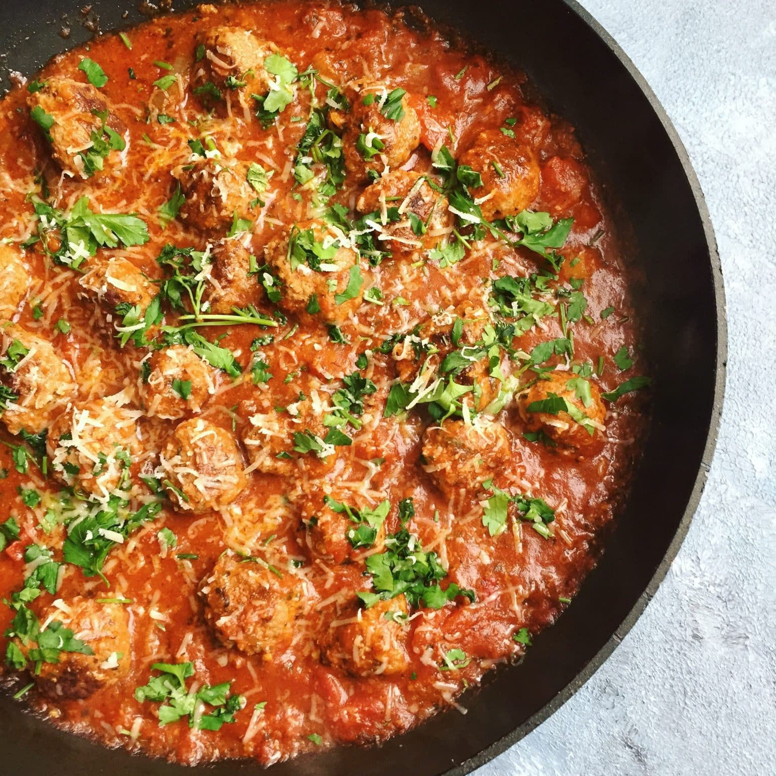 Kødboller i spicy tomatsauce