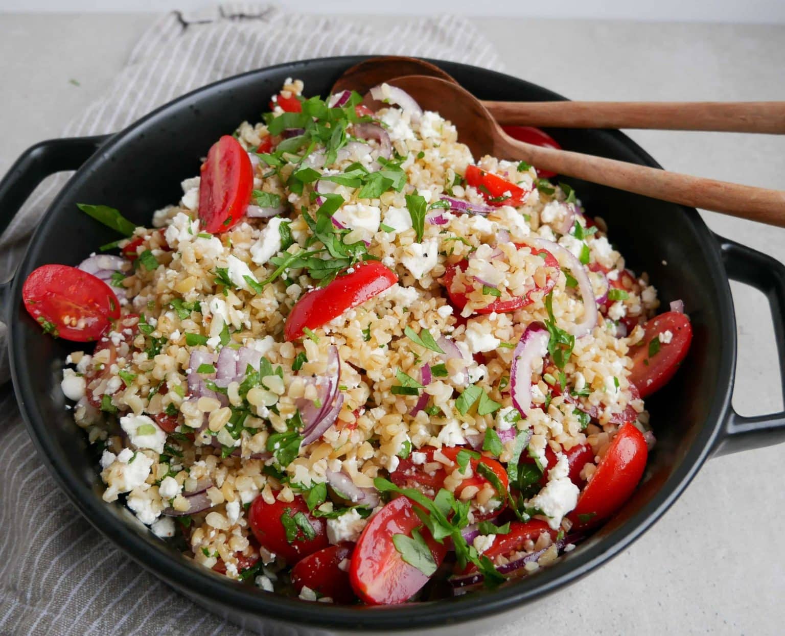 bulgursalat med feta og tomat