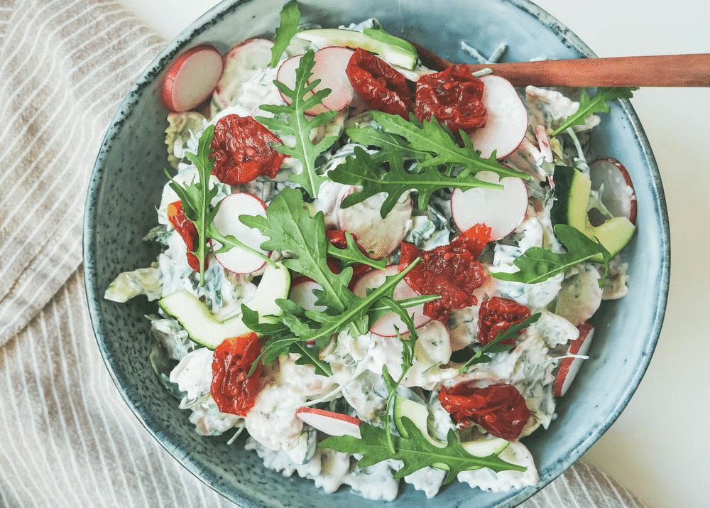 Pastasalat med soltørrede tomater og agurk i Ranch-dressing