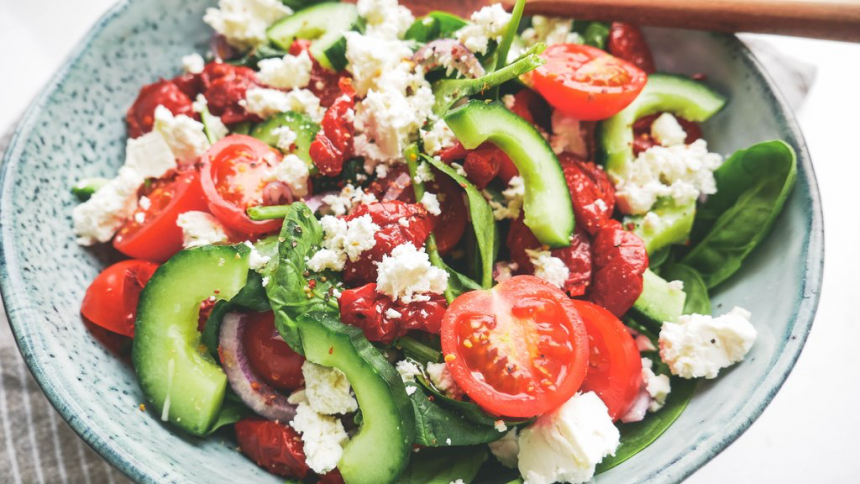 Græsk salat med fetaost og soltørrede tomater