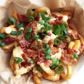 Curly fries med cheddar og bacon – Pommes frites med ostesauce