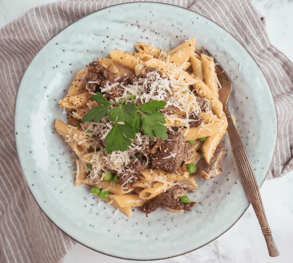 Pastaret med oksekød og ærter i cremet sauce