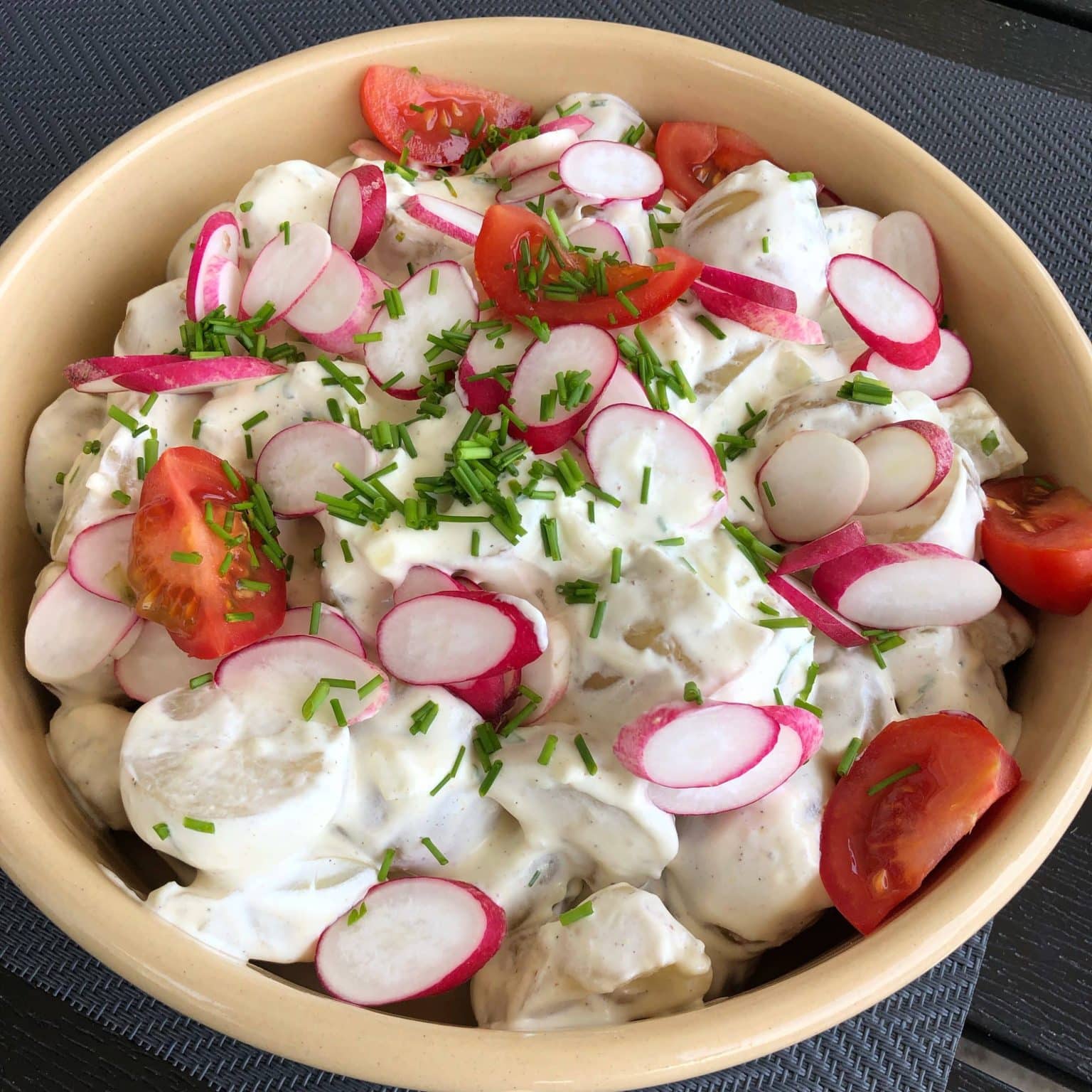 Klassisk kartoffelsalat med radisser og cherrytomater