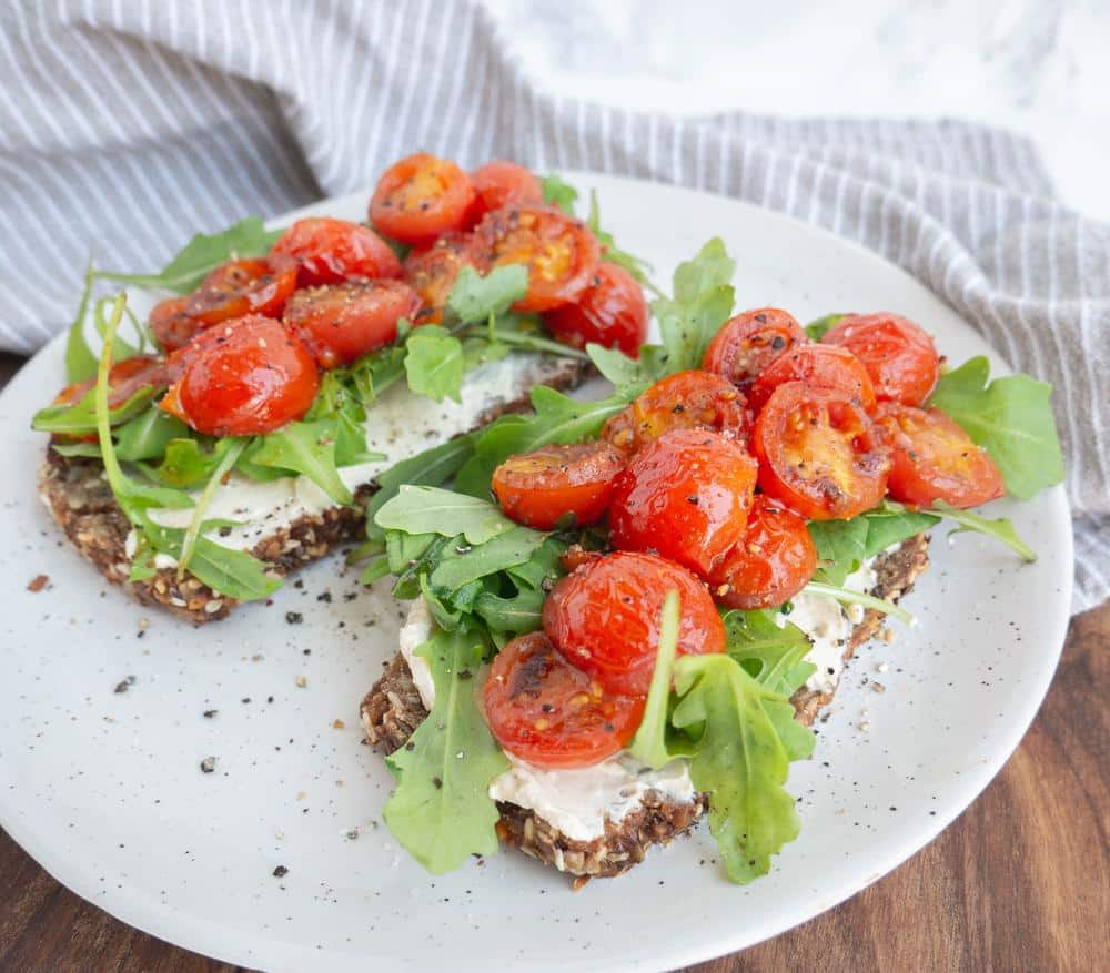 ristet rugbrød med hvidløgsstegte cherrytomater