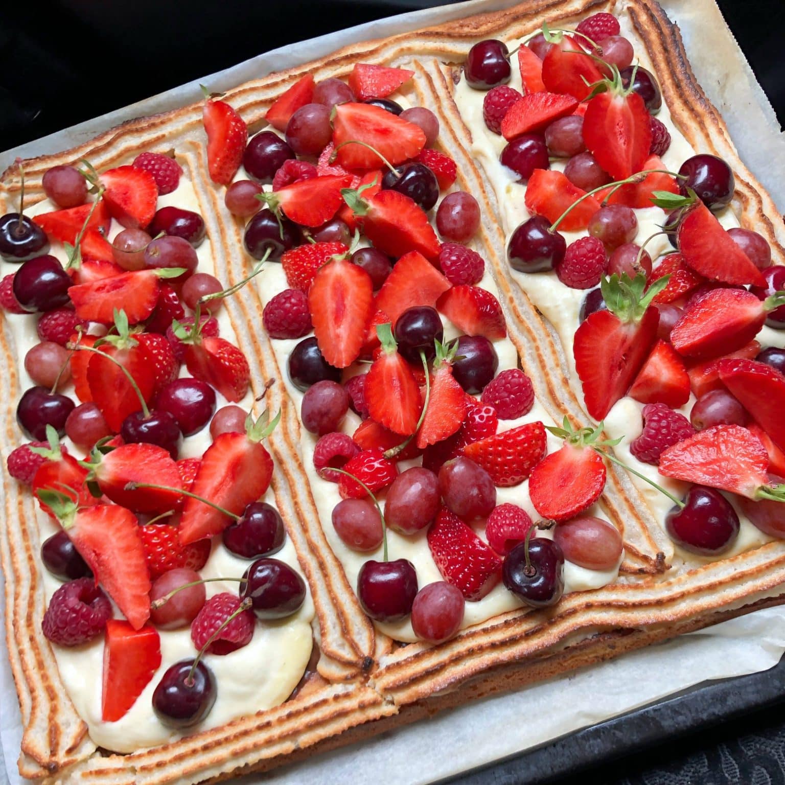 Stor frugttærte med bær