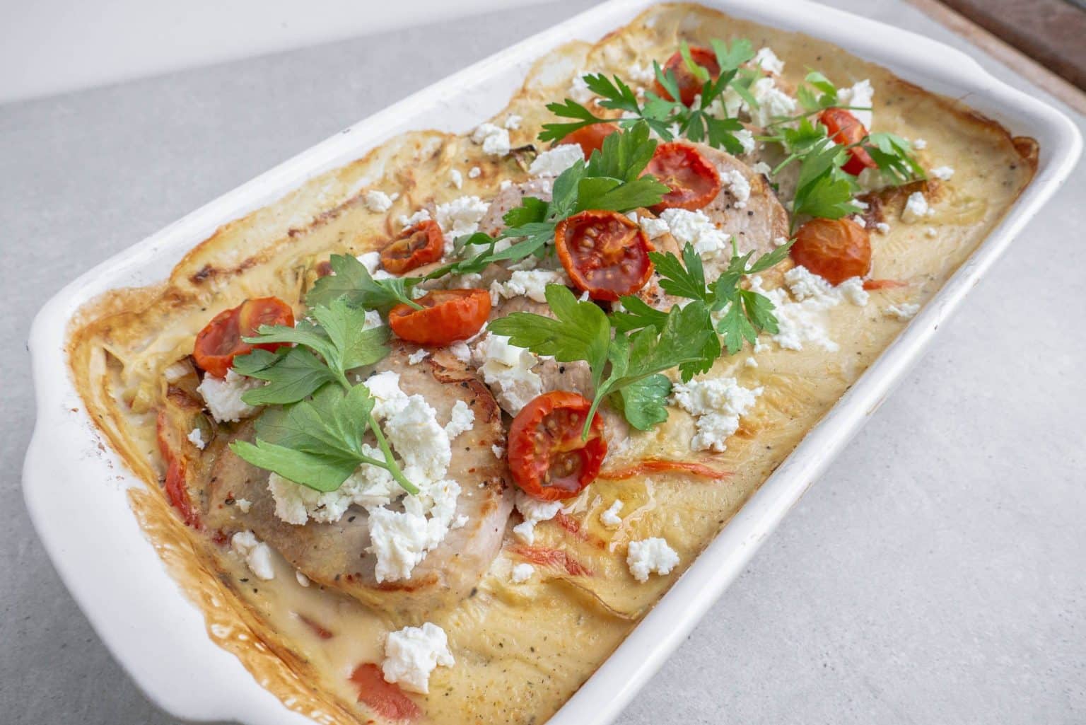 Koteletter i fad på grøntsagsbund