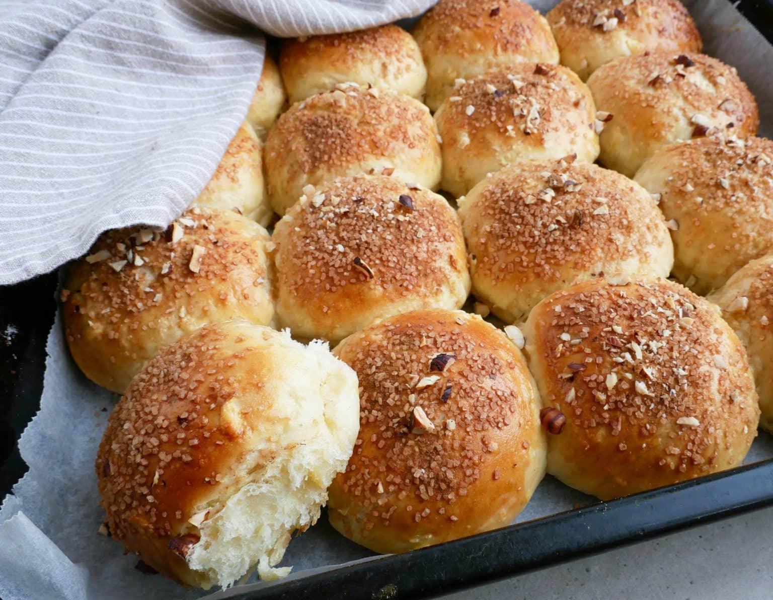 Æbleboller med kanelsukker og hasselnødder