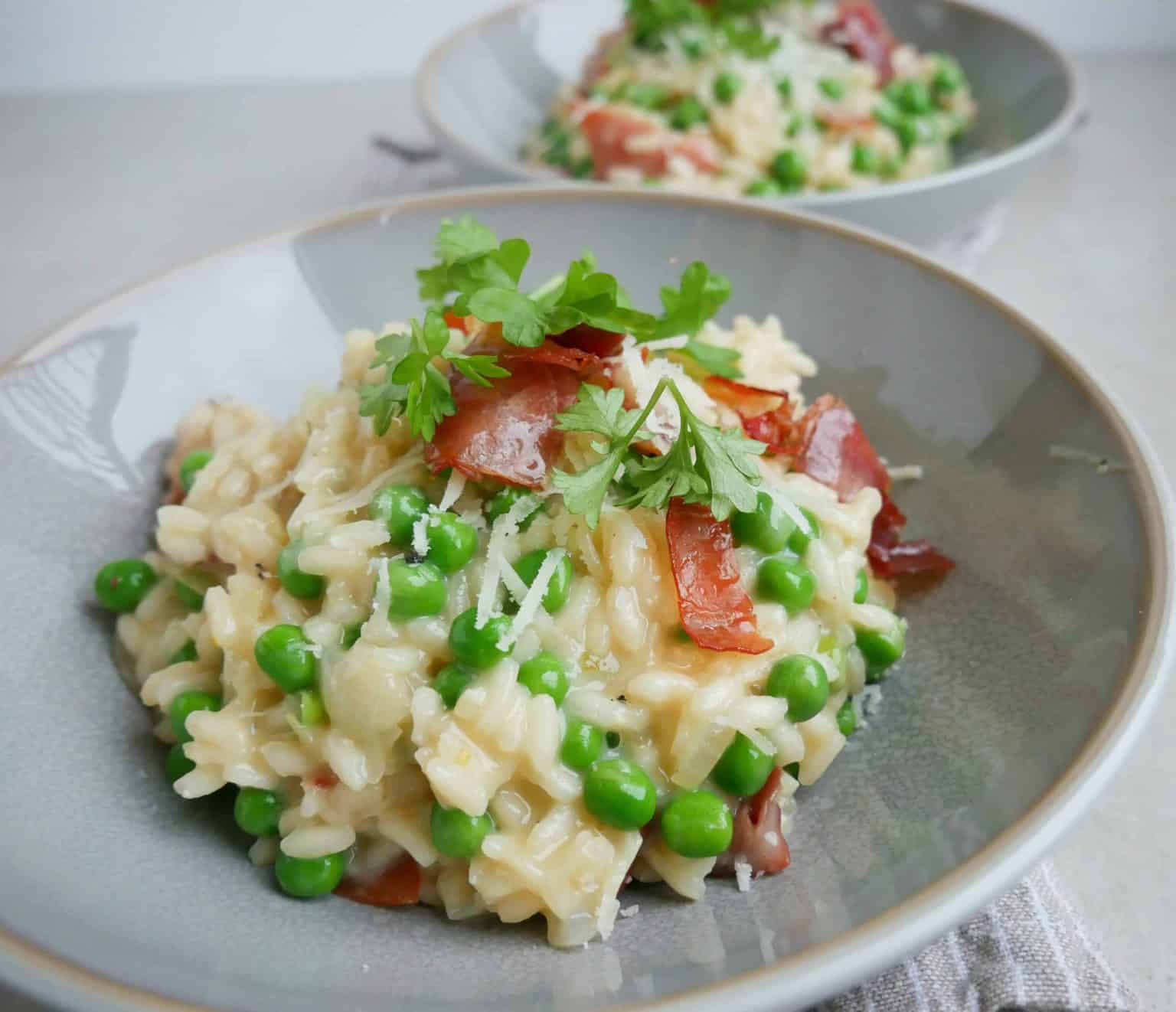 Risotto med ærter og serranoskinke