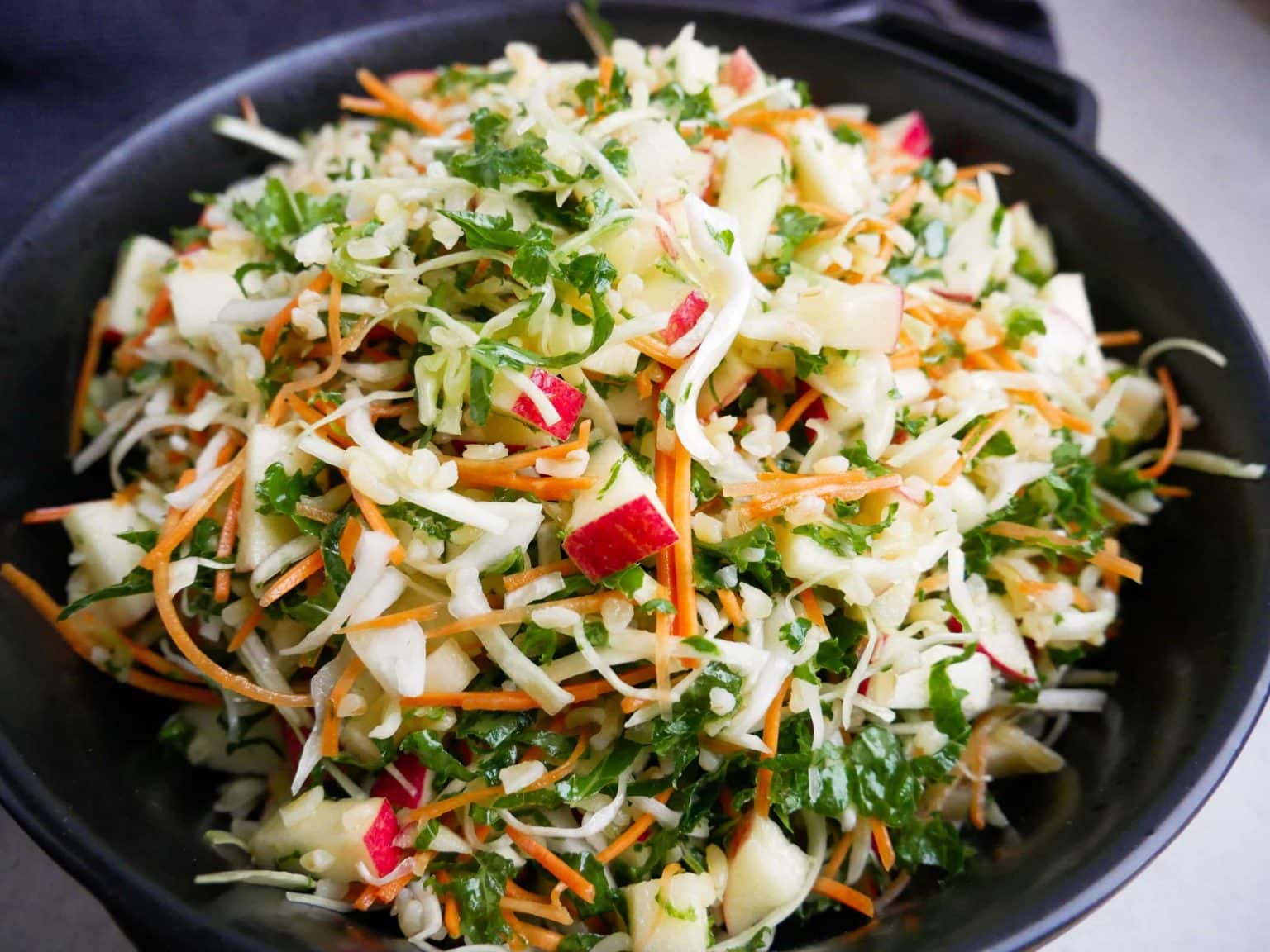 Bulgursalat med æble og grønkål