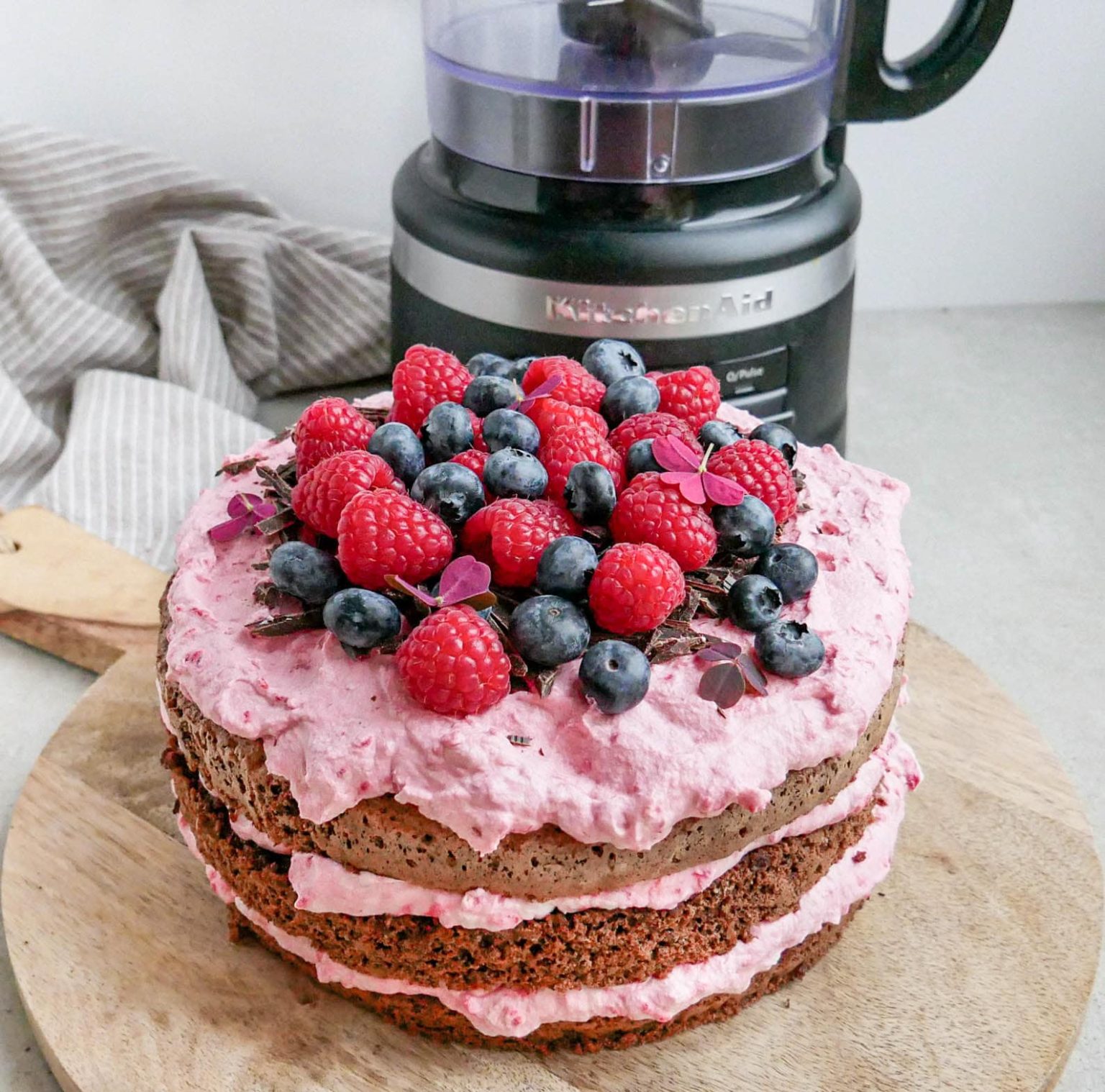 rugbrødslagkage med hindbærskum