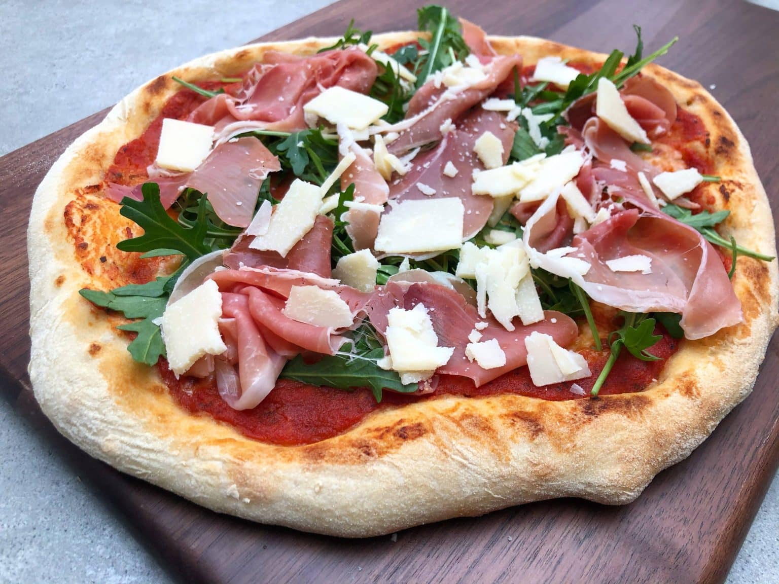 pizza med parmaskinke