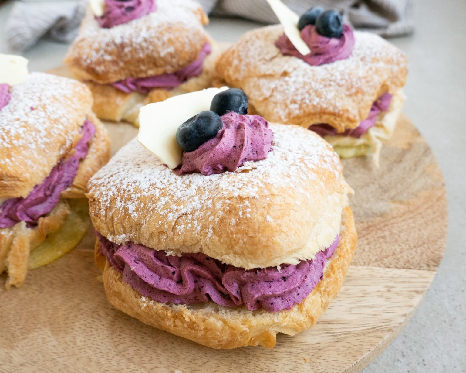 Fastelavnsboller af wienerdej med blåbærskum og nougat