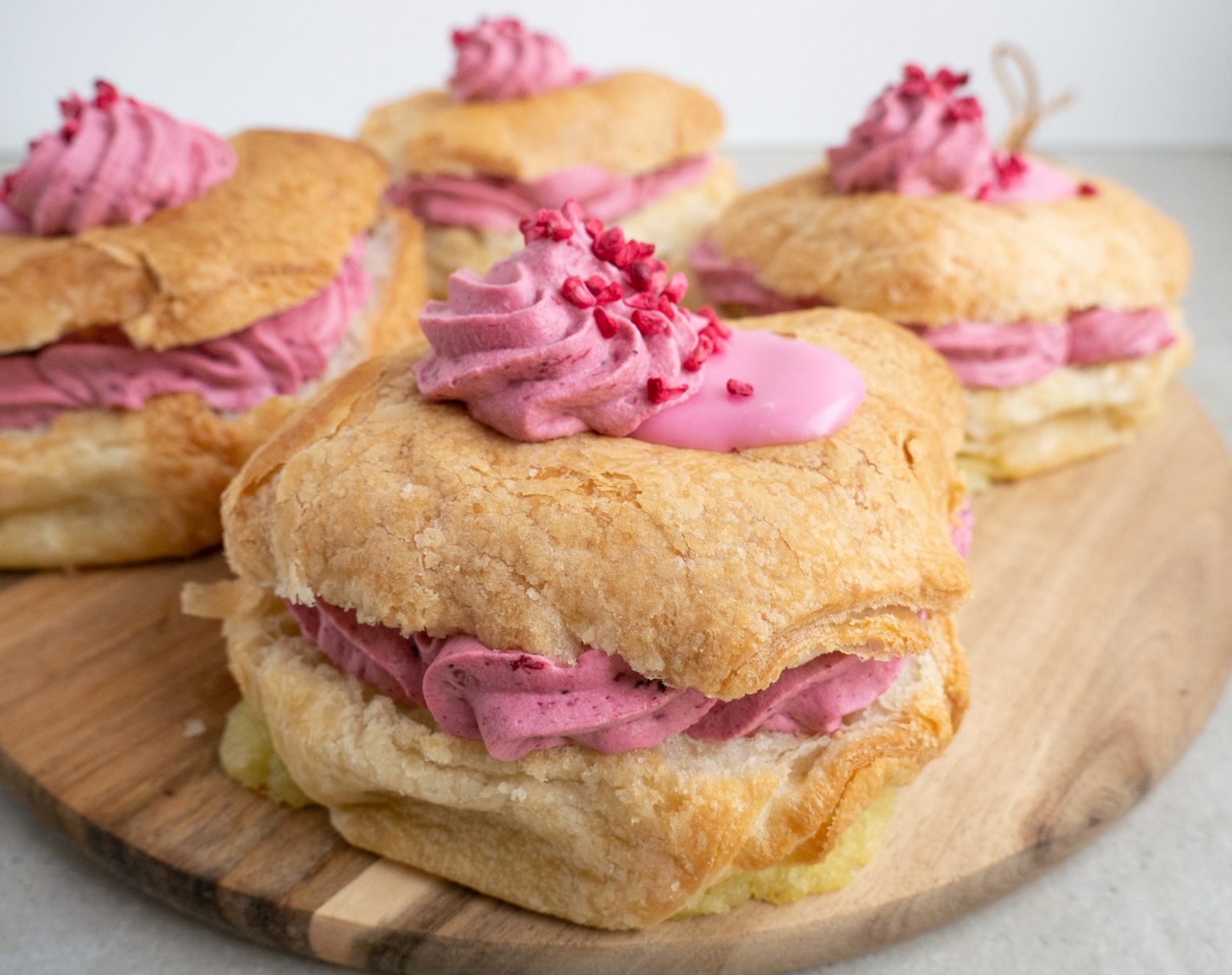 Fastelavnsboller af wienerdej med hindbærskum