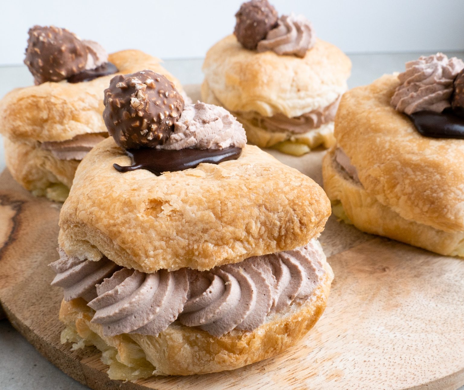 Fastelavnsboller af wienerdej med ferrerorocher og nougat