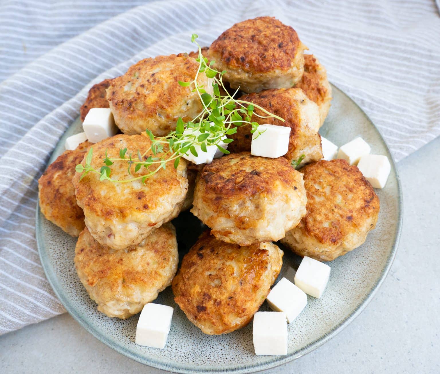 Opskrift på kyllingefrikadeller med feta og purløg