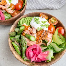 salatbowls med laks og hvidløgsdressing