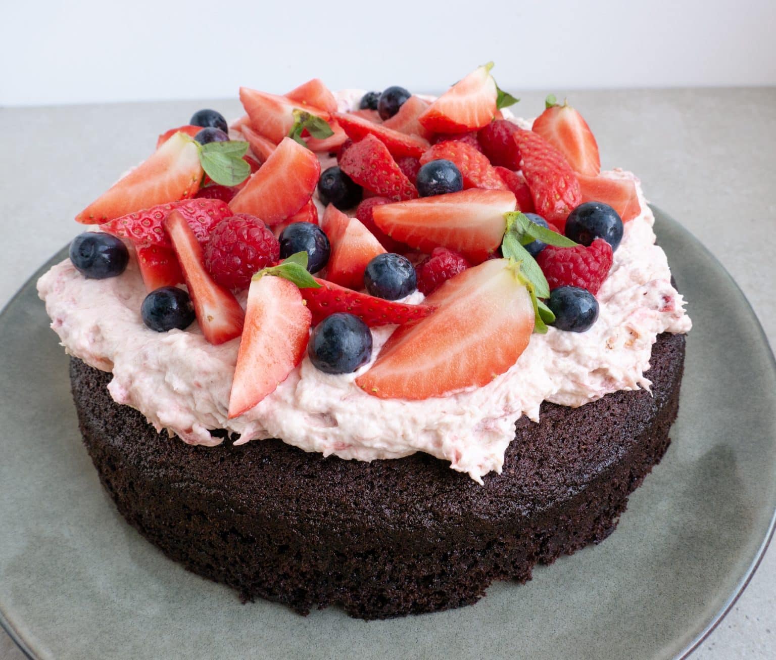 Chokoladekage med rabarberskum