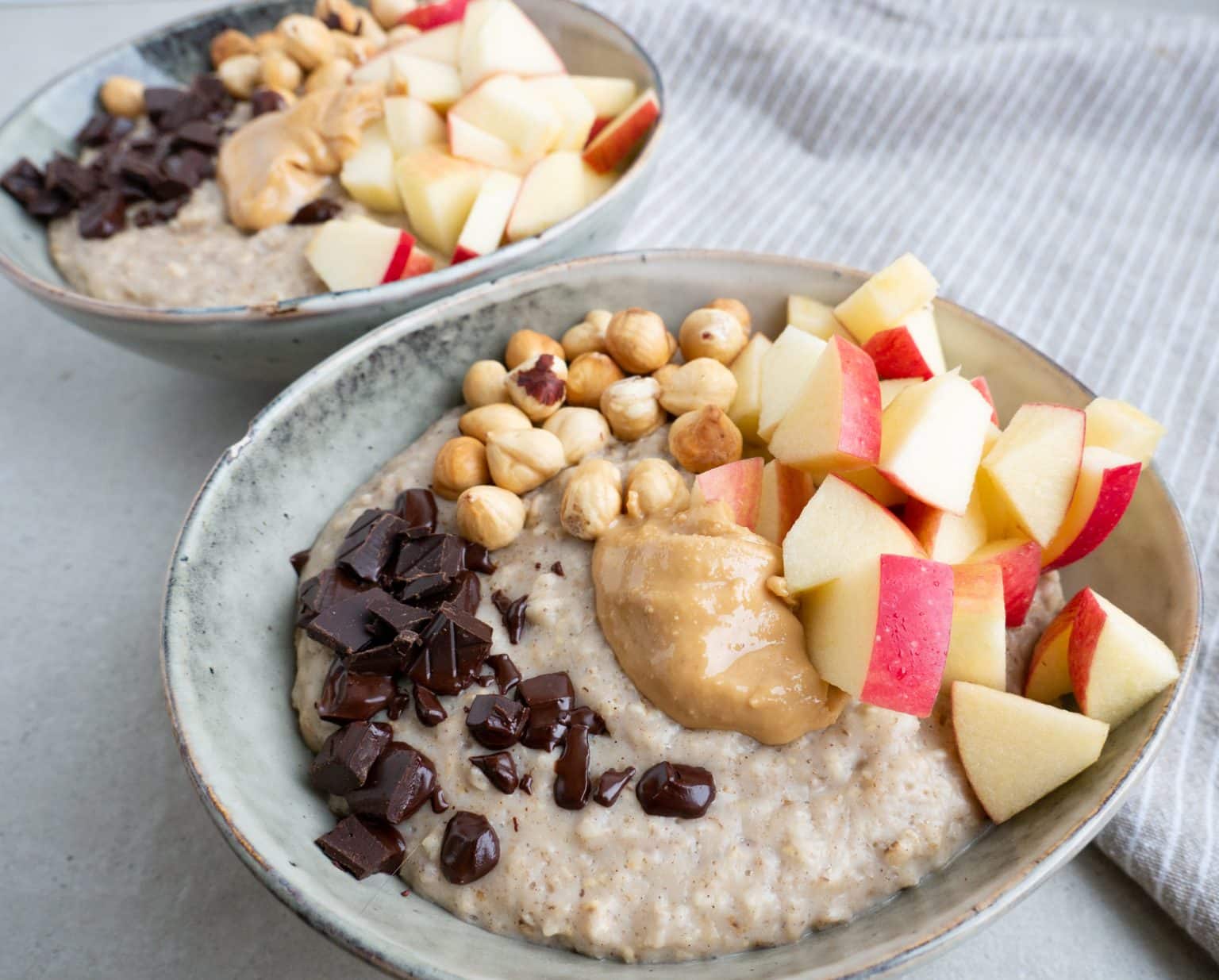 Opskrift på havregrød med æble, peanutbutter og nødder