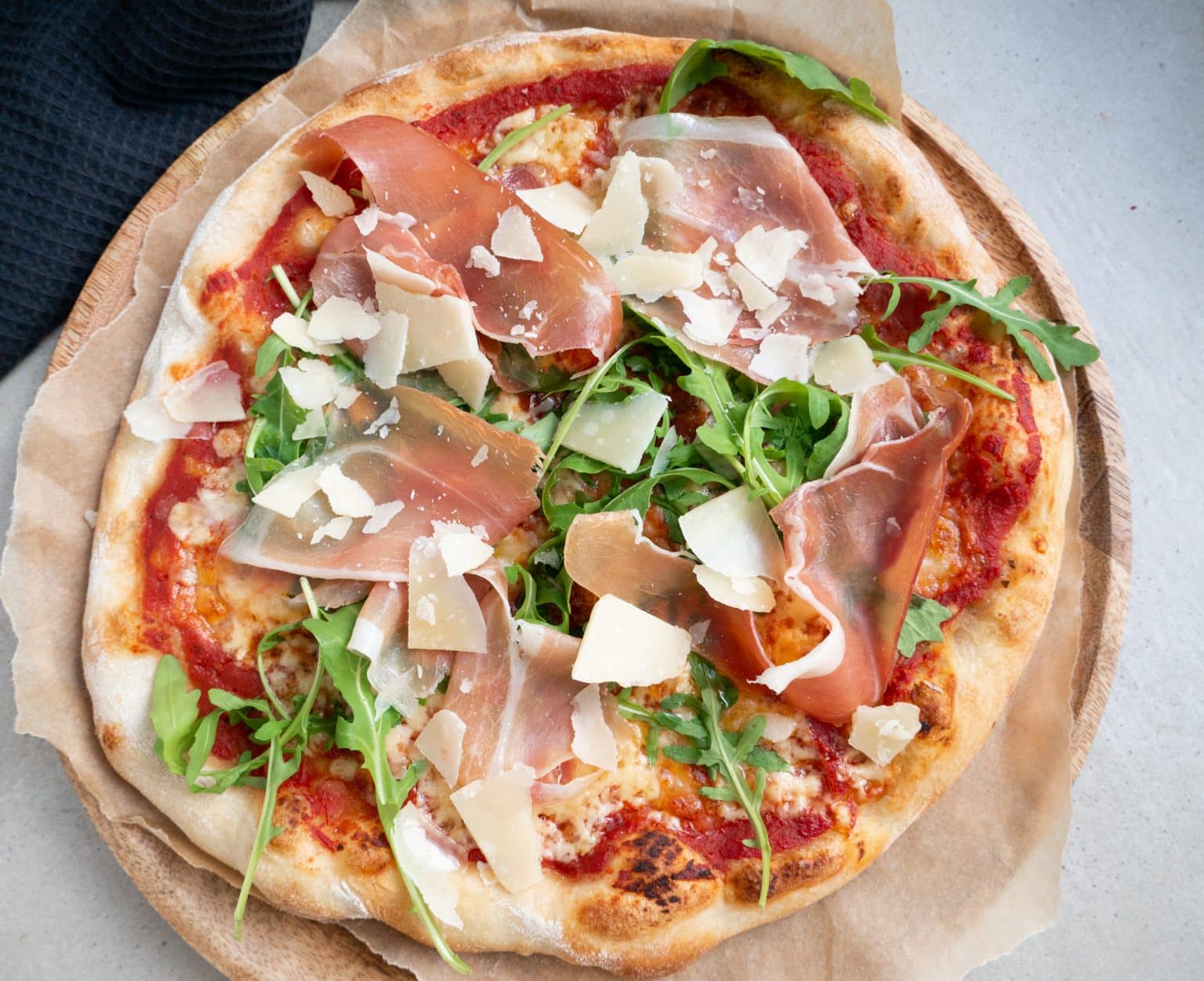 Opskrift på pizzadej der ikke kræver æltning og er koldhævet