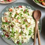 Opskrift på spidskålssalat med æbler og mandler