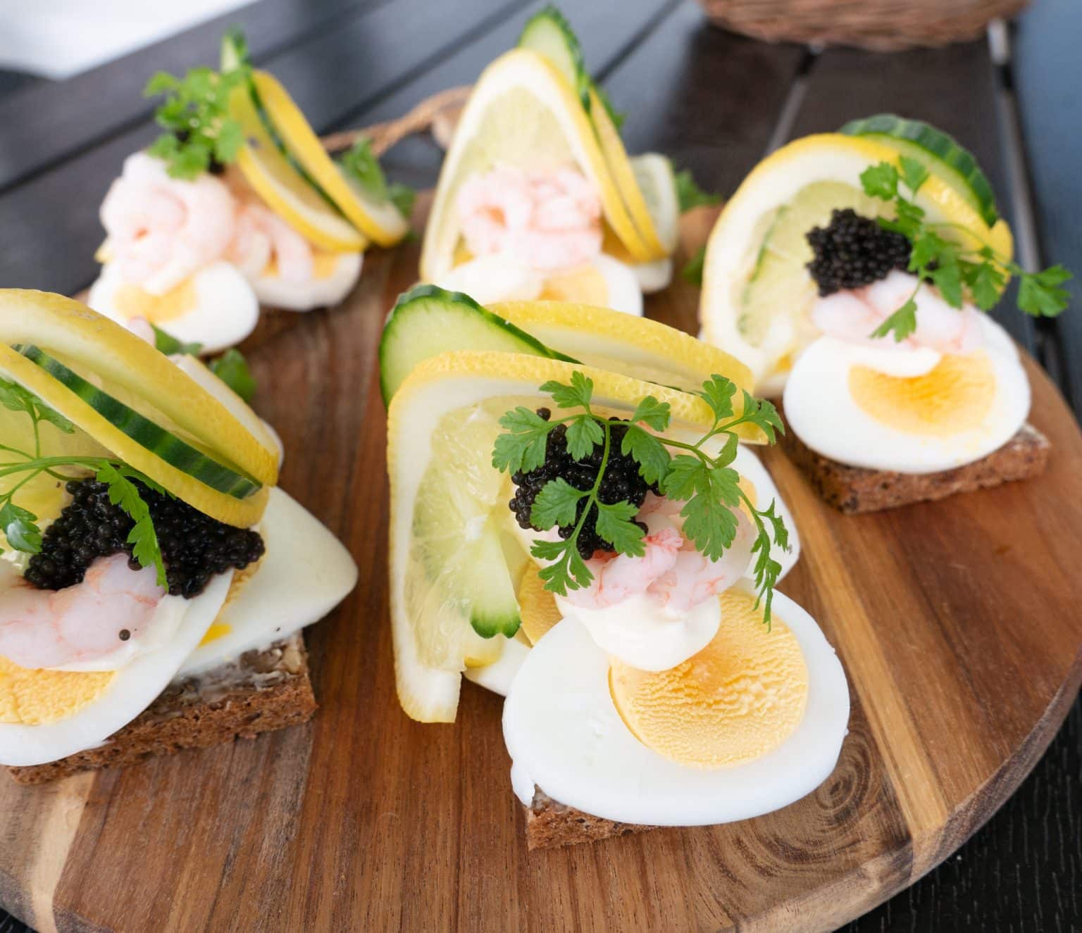 smørrebrød med æg og rejer