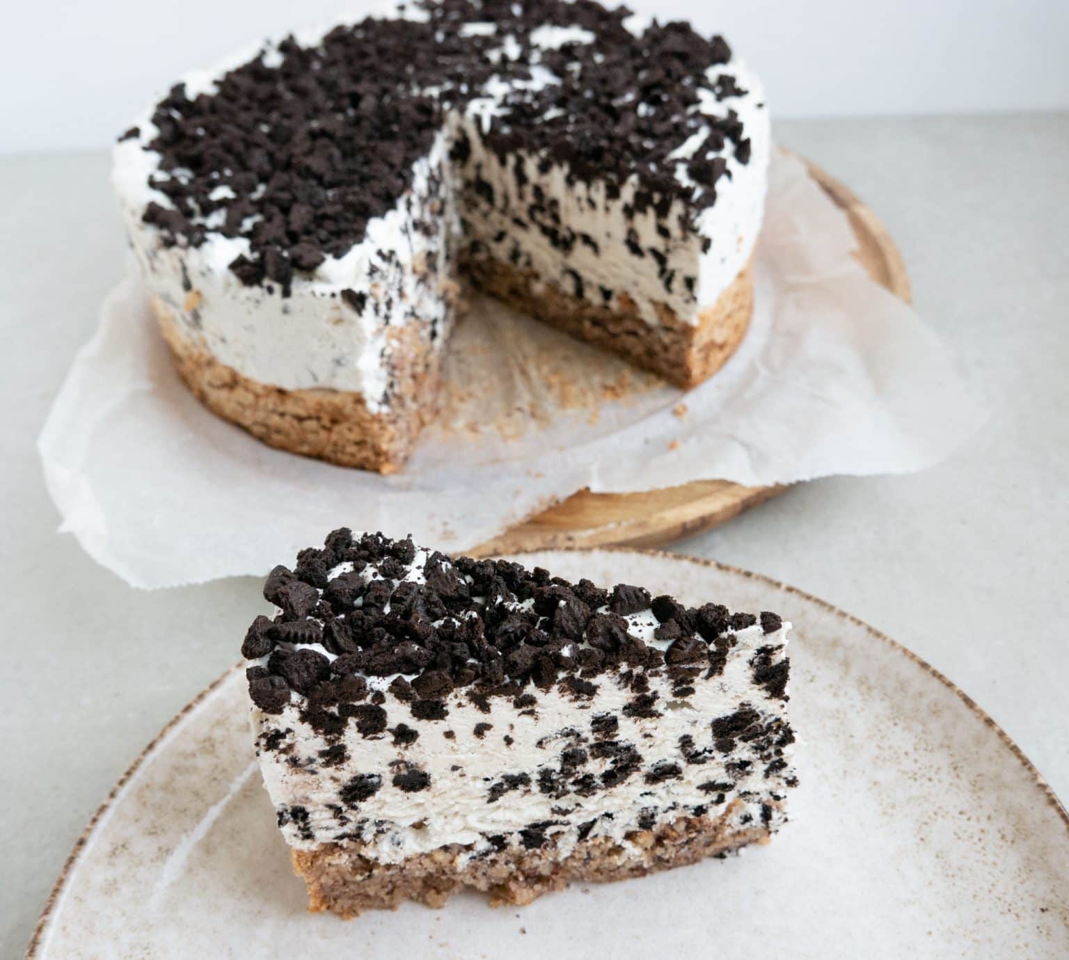 Nem opskrift på den bedste Oreo islagkage med nøddebund