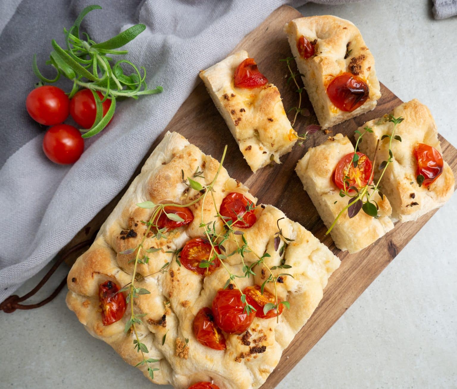 foccacia med tomat og hvidløg