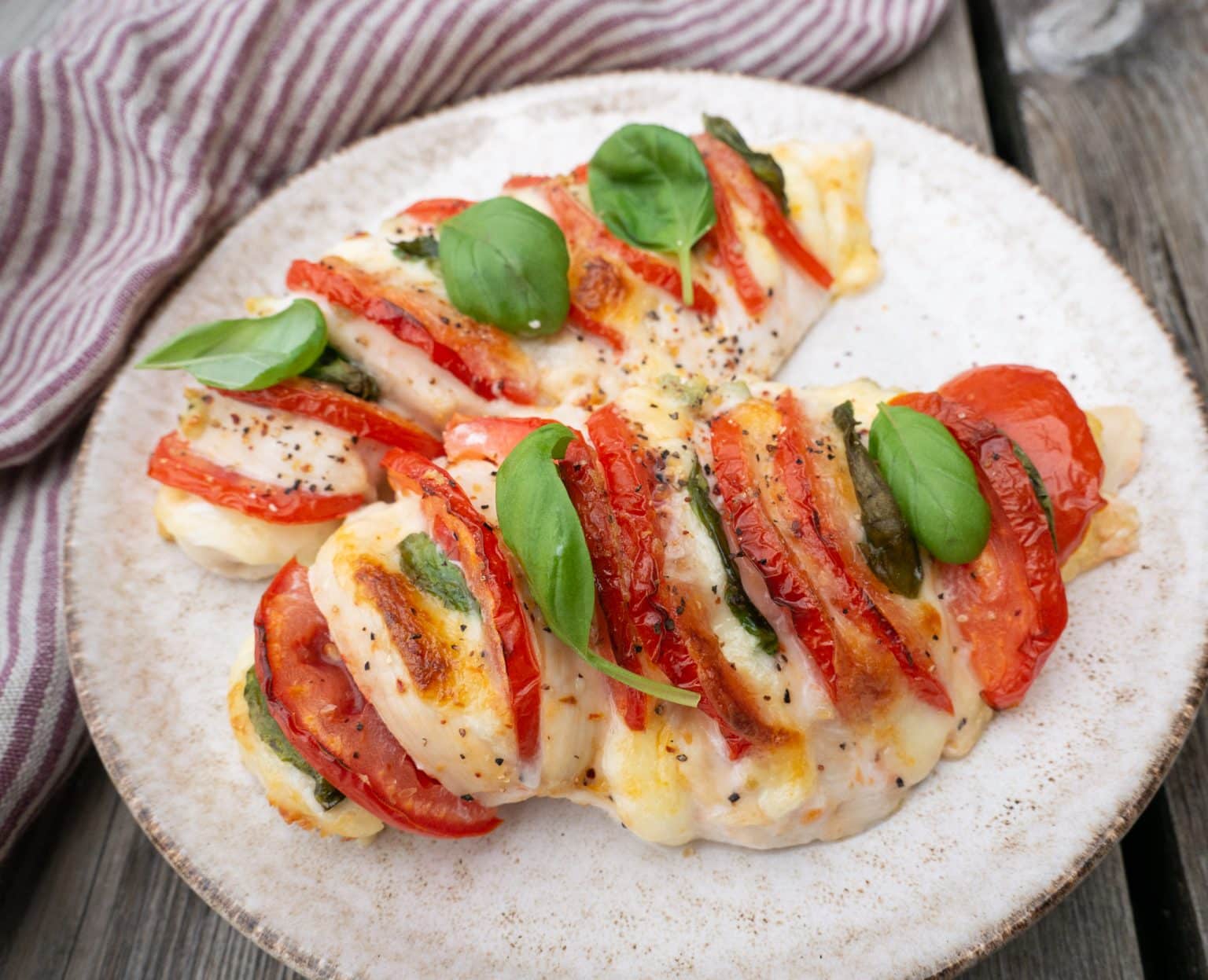 Nem opskrift på hasselback kylling med tomat og ost