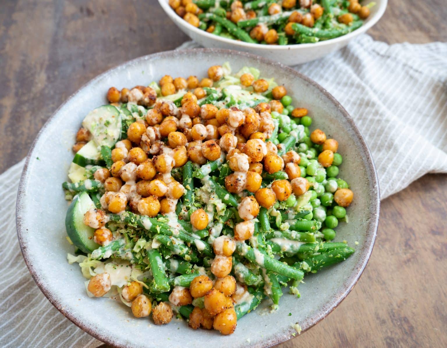 Nem opskrift på salat med ristede kikærter og tahindressing