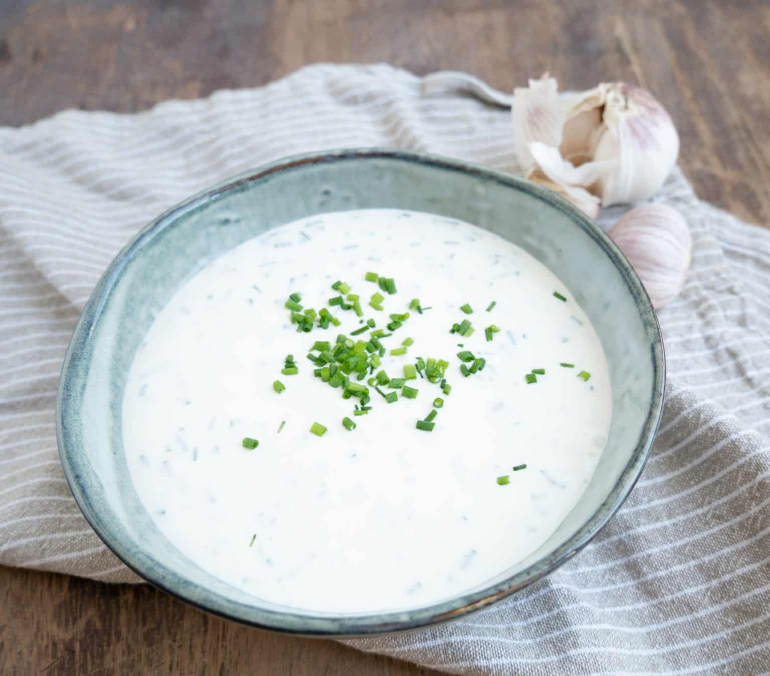 hvidløgsdressing opskrift