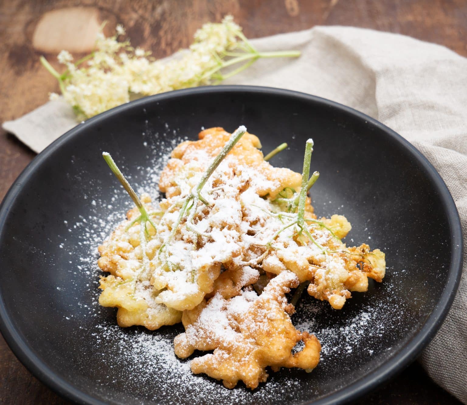 Nem opskrift på friterede hyldeblomstpandekager