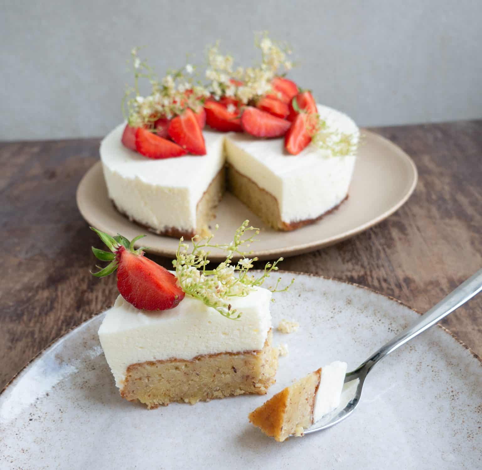 Opskrift på mazarinkage med hyldeblomstmousse og hvid chokolade
