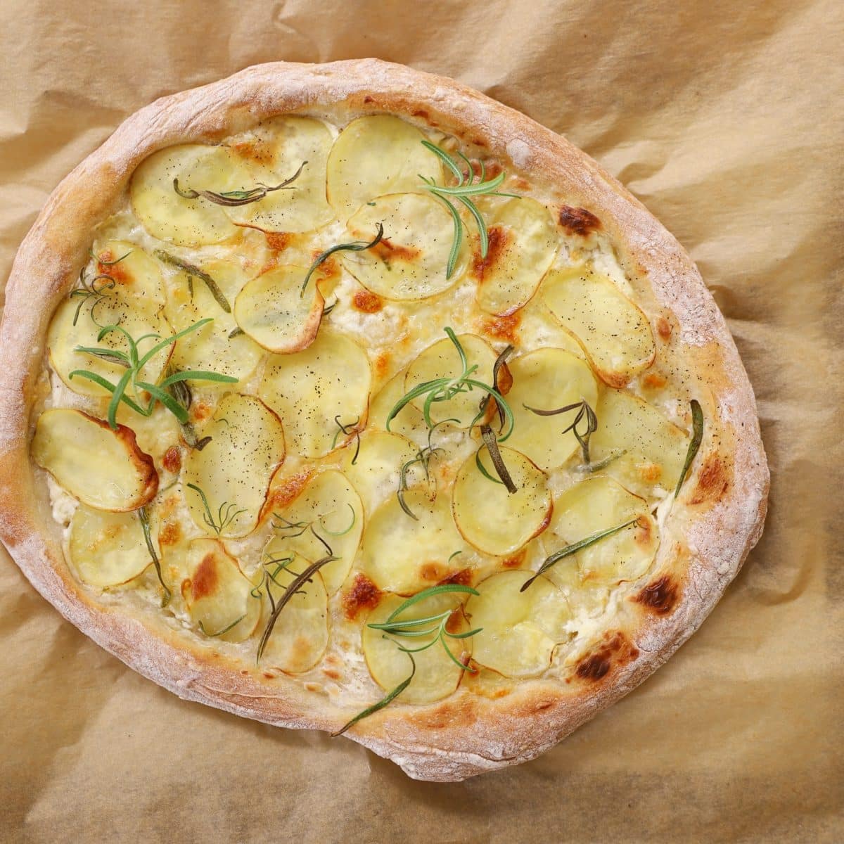 Pizza med kartofler, mascarpone og rosmarin-image