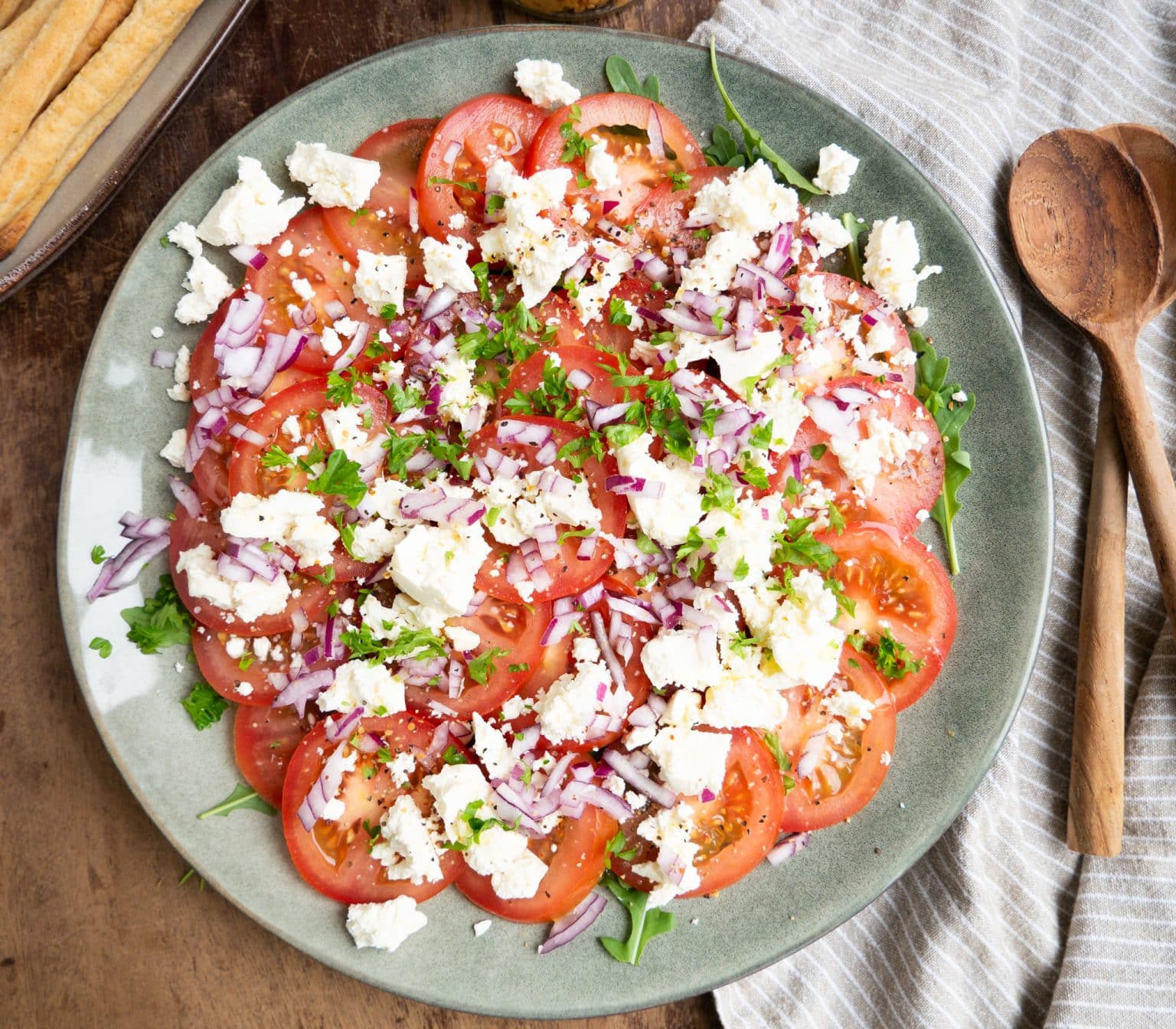 Nem opskrift på tomatsalat med feta og rødløg