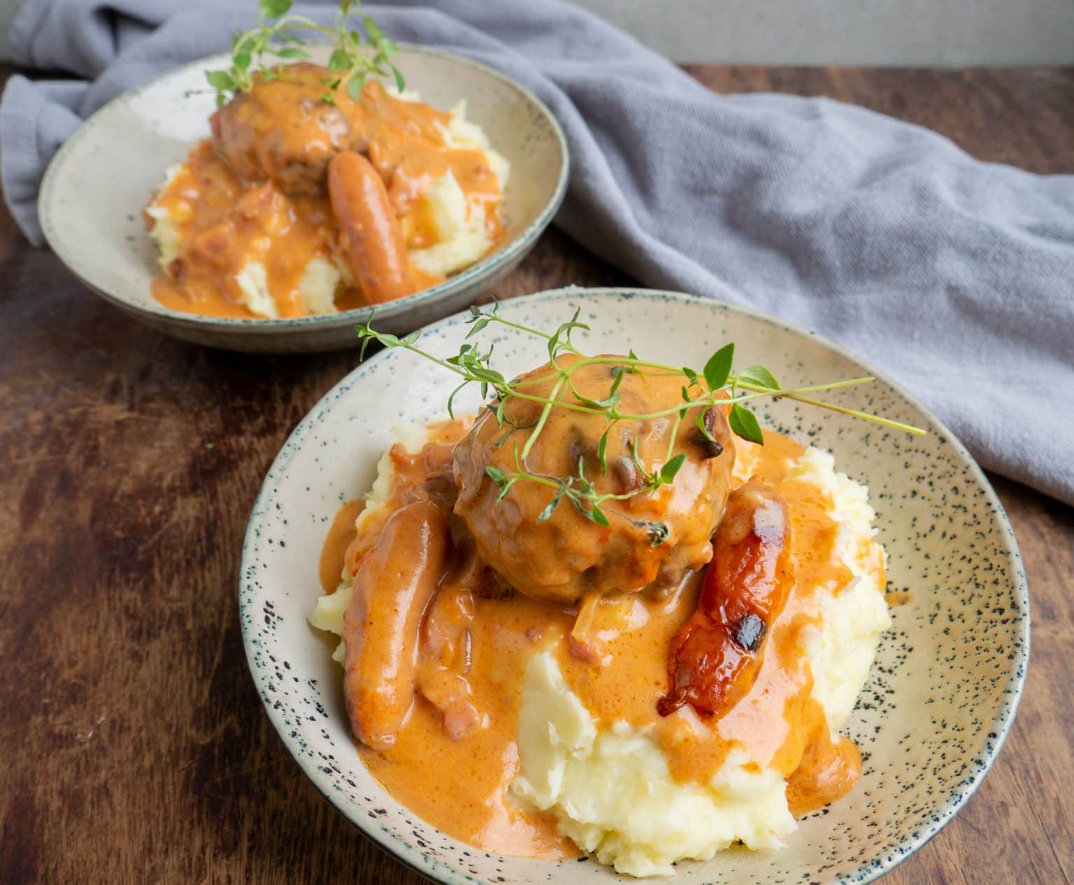 hakkebøffer i flødepaprikasauce