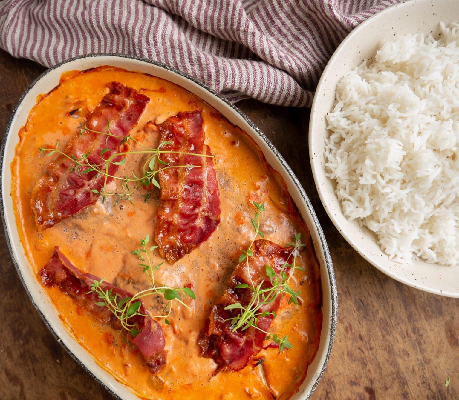 Opskrift på hakkebøffer i fad i pikant sauce 