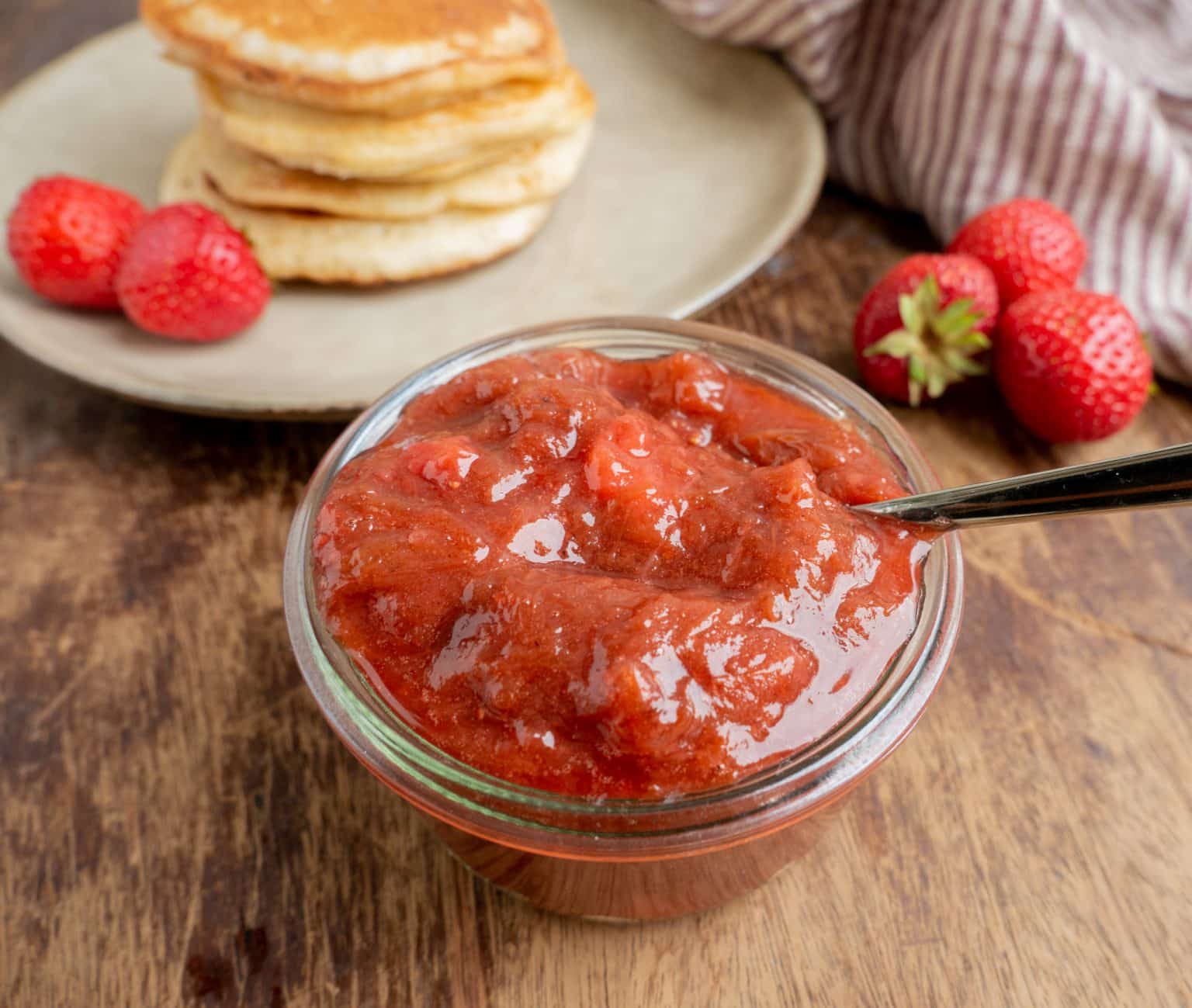 Nem opskrift på jordbær-rabarbermarmelade