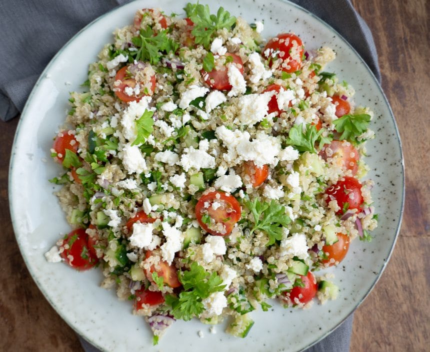 Quinoasalat med feta og og cherrytomater