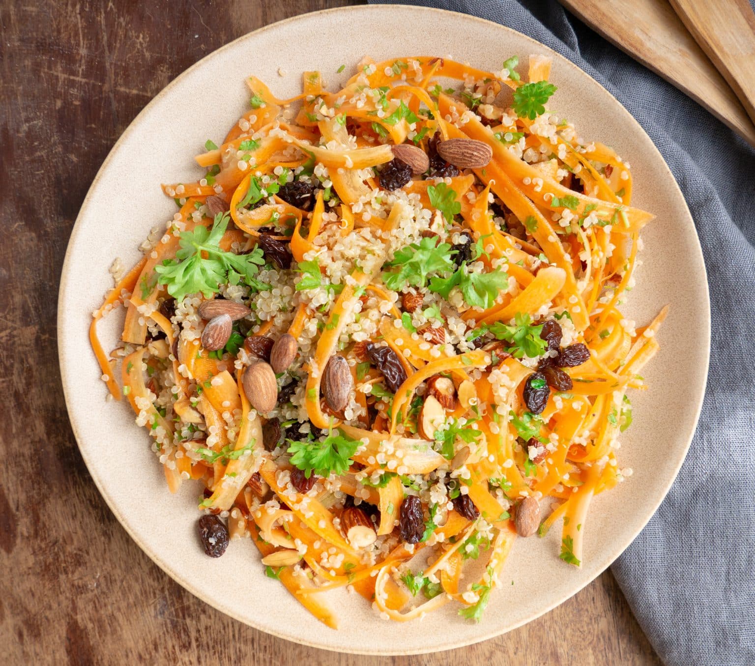 Nem og lækker opskrift på quinoasalat med gulerødder og rosiner