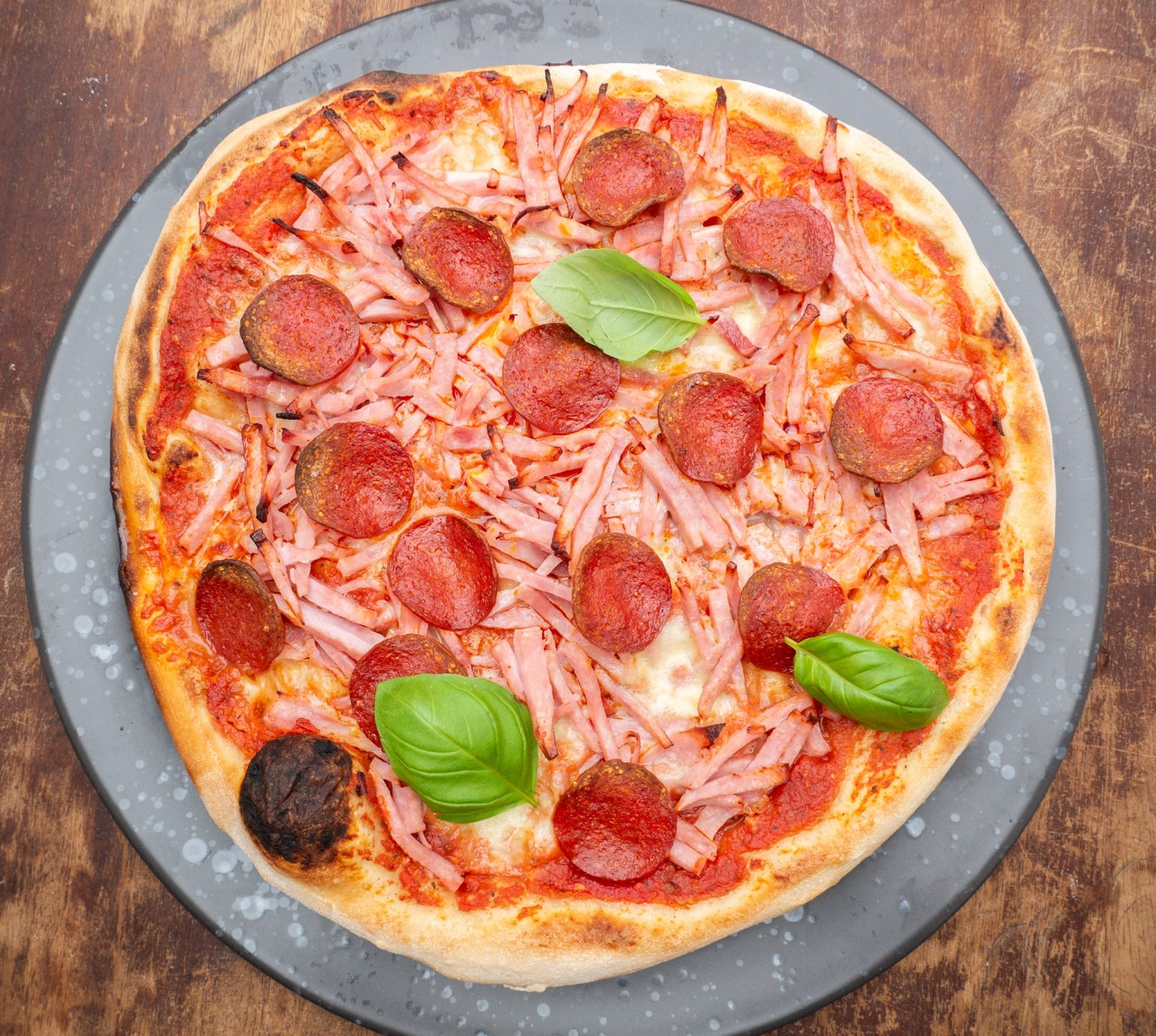 Opskrift på pizza med skinke og pepperoni