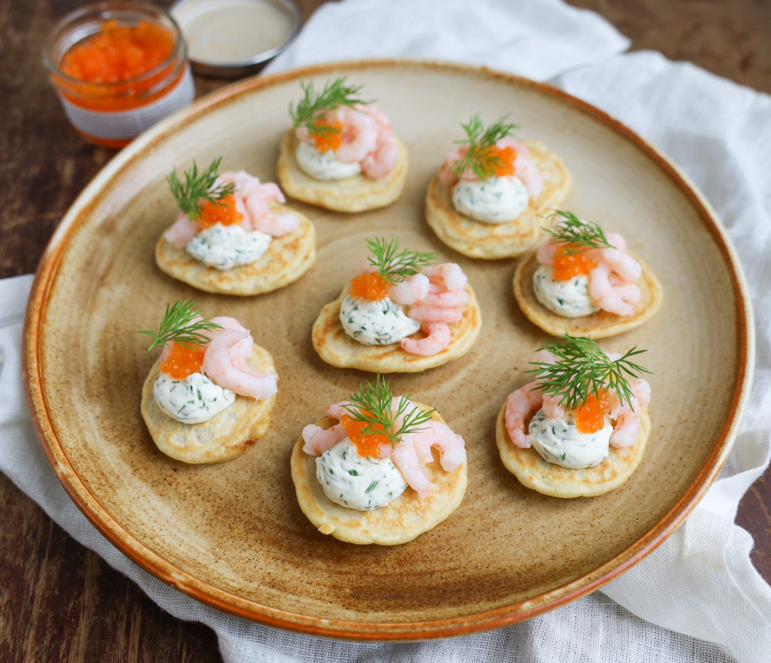 Opskrift på blinis med rejer og krydderurtecreme 